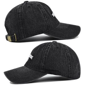 Détail de la casquette baseball en denim noir délavé avec broderie RK et boucle en laiton