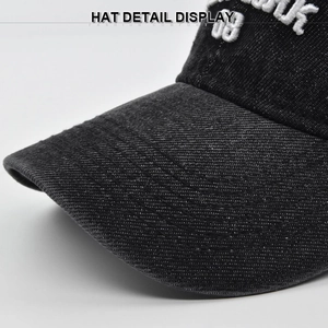 Détail d'une casquette en denim de qualité avec broderie 3D et texture de tissu délavé
