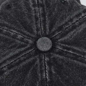 Détail macro de la couronne de casquette en denim gris anthracite avec coutures