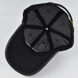 Vue détaillée de l'intérieur de la casquette en denim noir avec coutures renforcées
