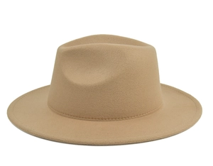 Vista dettagliata del cappello fedora in feltro color cammello con tesa larga e piatta