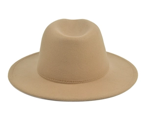 Dettaglio del cappello fedora in lana cammello con tesa rinforzata e cuciture pulite
