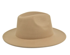 Dettaglio delle cuciture rinforzate sulla tesa del classico cappello fedora di lana cammello
