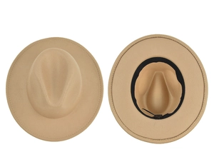 Dettaglio dell'interno del cappello fedora color cammello con fascia nera e taglia 57