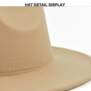 Dettaglio del cappello fedora in lana kaki con cuciture doppie di qualità sulla tesa piatta