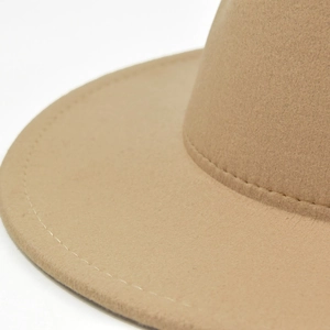Dettaglio delle cuciture e della texture in feltro di lana sul cappello fedora a tesa larga