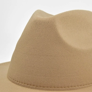 Dettaglio ravvicinato della corona del cappello in feltro kaki con cuciture di alta qualità