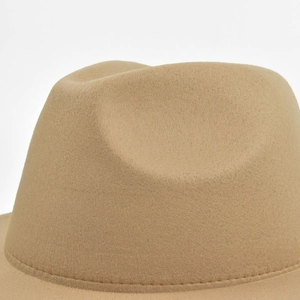Dettaglio della corona del cappello in feltro di lana cammello con cuciture di precisione