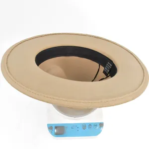 Vista interna del cappello con etichetta 65% poliestere 35% cotone e fascia interna tergisudore