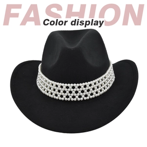 Détail d'un chapeau de cowboy en feutre noir avec une bande décorative en perles blanches