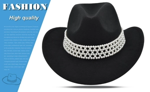 Détail du chapeau de cowboy noir en laine avec bord large et bande de perles chic
