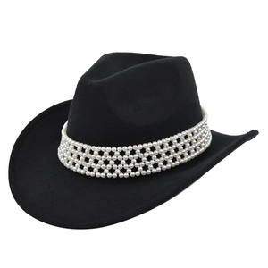 Détail d'un chapeau de cow-boy en feutre noir avec un bandeau luxueux en perles nacrées