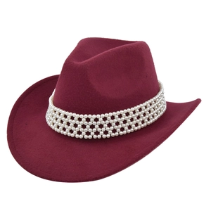 Détail d'un chapeau de cowboy bordeaux orné d'une bande décorative de perles blanches
