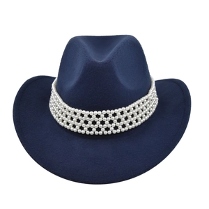 Détail d'un chapeau de cow-boy en feutre bleu marine avec bande décorative en perles