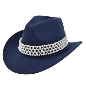 Vue détaillée du chapeau de cowboy en feutre bleu foncé avec ruban décoratif en perles