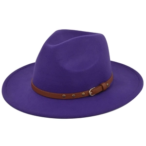 Λεπτομέρεια από μοβ καπέλο Fedora με καφέ δερμάτινη ζώνη και χρυσά μεταλλικά τρουκς
