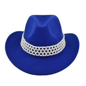Détail d'un chapeau fedora bleu royal en feutre avec garniture de perles blanches tressées
