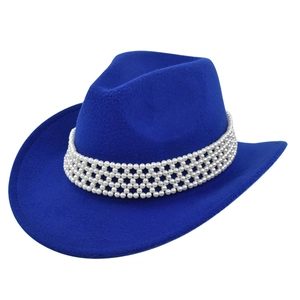 Détail d'un chapeau en laine bleu roi avec un bandeau décoré de perles blanches élégantes