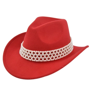 Vue détaillée d'un chapeau de cowboy en feutre rouge avec décoration de perles blanches
