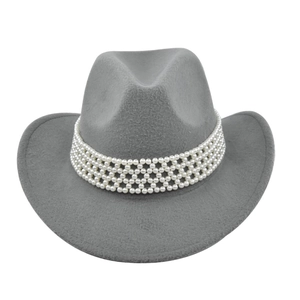 Détail d'un chapeau de cowboy gris en feutre avec ruban de perles et bords incurvés