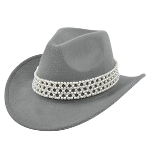 Détail d'un chapeau de cow-boy en feutre gris avec élégante bande en perles blanches