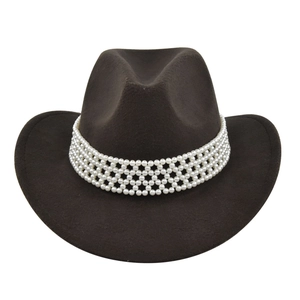 Détail d'un chapeau de cowboy en feutre marron orné d'une large bande de perles