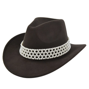 Détail d'un chapeau de cowboy en feutre marron foncé avec bande décorative en perles blanches
