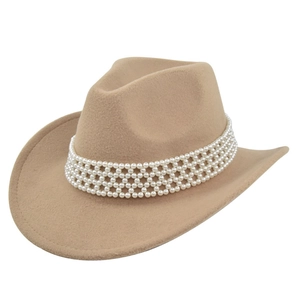 Détail d'un chapeau de cow-boy kaki avec des chaînes de perles décoratives sur la calotte