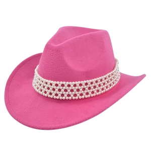Détail du chapeau de cowboy rose avec bandeau en perles blanches et texture en feutre
