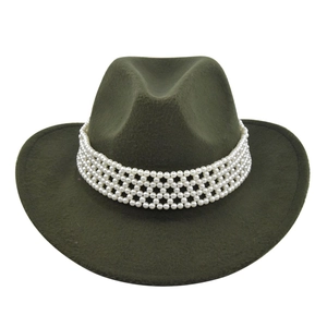 Détail d'un chapeau de cowboy en laine vert olive avec bandeau décoratif en perles blanches