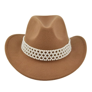 Détail d'un chapeau de cow-boy en feutre camel avec bandeau luxueux en perles blanches