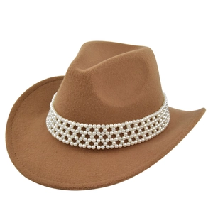Détail du chapeau de cowboy en feutre marron avec broderie de perles multicouches chic