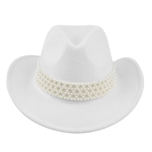 Détail d'un chapeau de cow-boy blanc avec un ruban décoratif en perles tressées