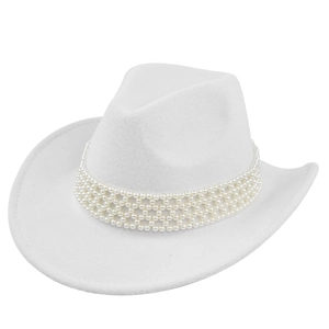 Vue détaillée d'un chapeau de cowboy blanc avec une bande de perles multicouche élégante