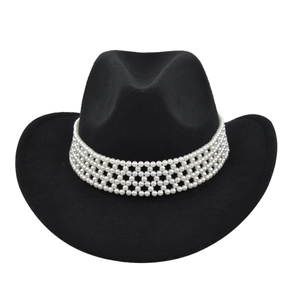 Chapeau de cowboy noir classique avec élégant ruban de perles blanches sur fond blanc