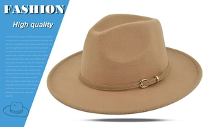 Détail du chapeau fedora beige avec texture en feutre et sangle en similicuir doré