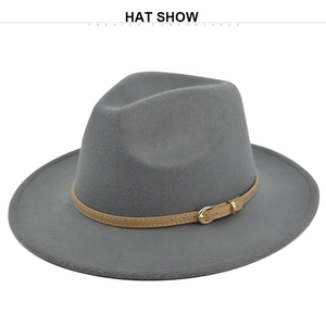 Détail d'un chapeau en laine grise avec bande en similicuir brun et boucle dorée