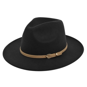 Détail d'un chapeau fedora noir à larges bords avec une ceinture en cuir marron et boucle