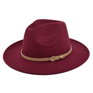Détail d'un chapeau fedora bordeaux en laine avec ceinture beige et boucle dorée
