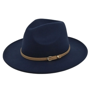 Détail d'un chapeau Fedora en laine bleu marine avec ceinture en cuir marron et boucle