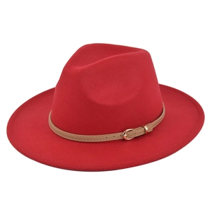 Vue de dessus d'un chapeau fedora rouge en laine avec bord plat et ceinture à boucle