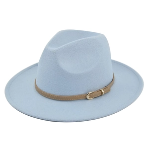 Détail du chapeau Fedora bleu clair avec ruban en cuir camel et boucle dorée