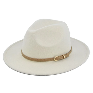 Vue détaillée d'un chapeau fedora beige avec lanière en cuir kaki et boucle dorée