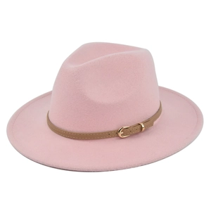 Chapeau fedora en laine rose clair classique avec ceinture en cuir brun et boucle dorée
