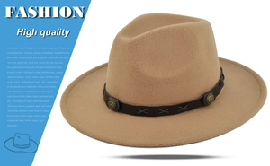 Dettaglio del cappello fedora kaki con fascia in pelle marrone e borchie vintage