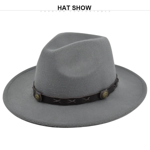 Dettaglio cappello Fedora in lana grigia con cinturino in pelle marrone e borchie in metallo