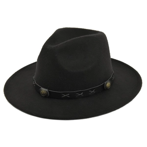 Dettaglio cappello in feltro vintage con fascia in pelle e ornamento in metallo dorato