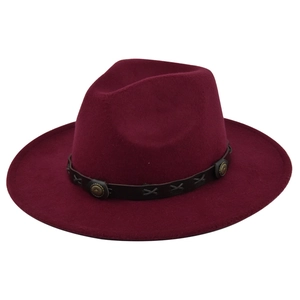 Dettaglio cappello in feltro bordeaux con cinturino in pelle marrone e fibbie metalliche