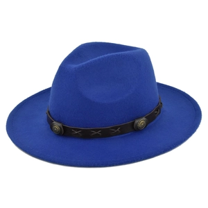 Dettaglio cappello fedora blu reale con fascia in pelle marrone e borchie metalliche
