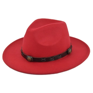 Dettaglio cappello in feltro rosso con cinturino in pelle marrone e rivetti in metallo